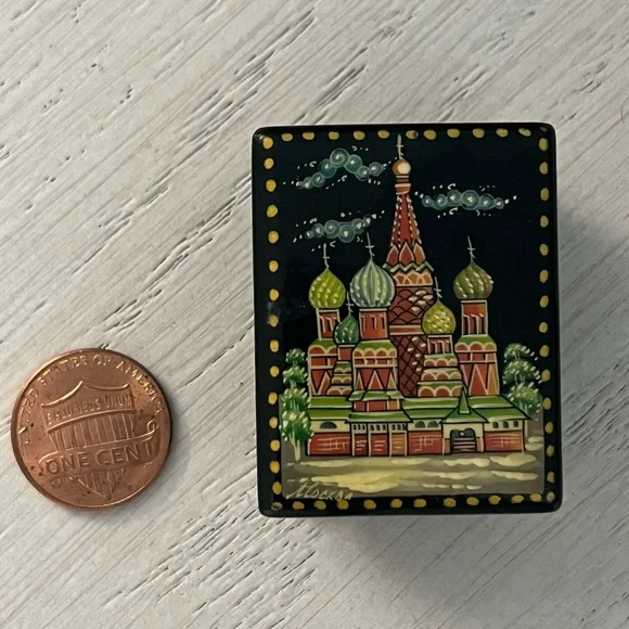 Russian St Basil’s Cathedral Hand Painted Lacquer Trinket Box - Picture 7 of 8